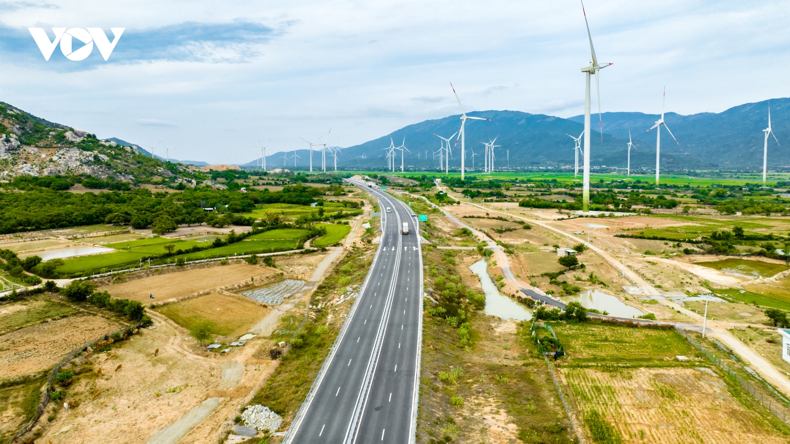 Vì sao nhiều đoạn cao tốc Bắc - Nam qua miền Trung liên tục lỗi hẹn thông xe?